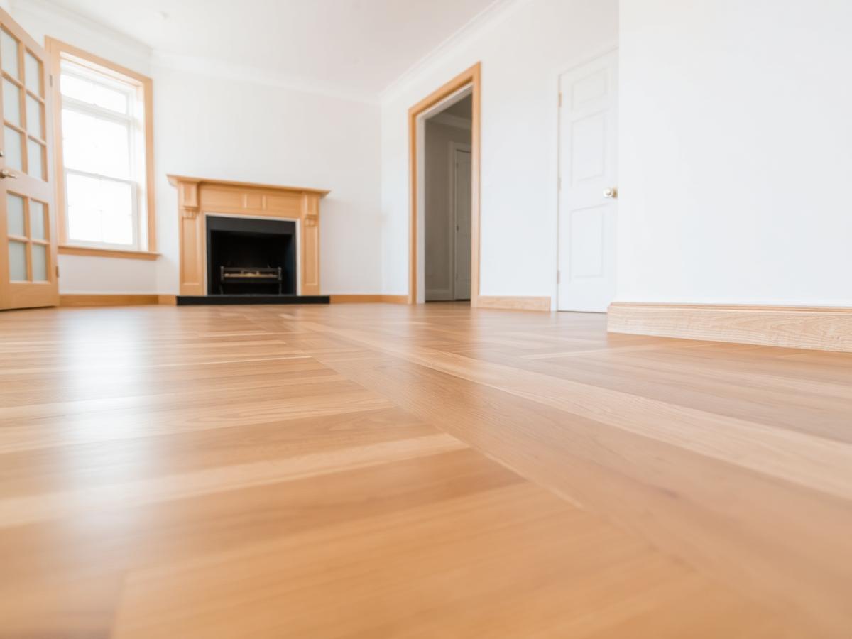 Neu verlegter Holzboden im Wohnzimmer